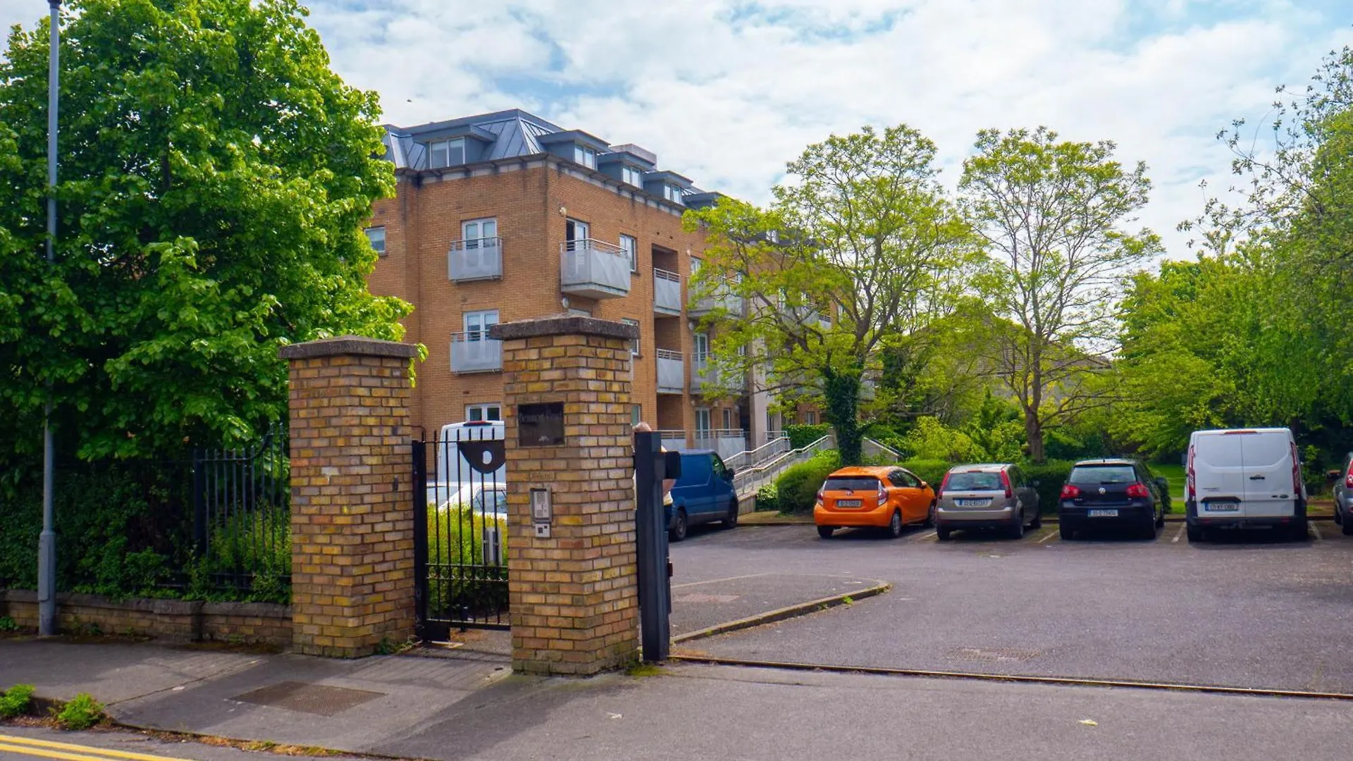 Comfortable 2-Bedroom Apartment Near Airport Dublin